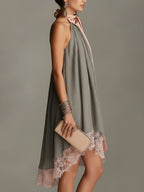 Beatrice | Mini vestido gris de satén con lazo rosa y encaje