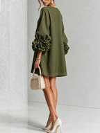 Vestido Mini Blanco con Botones de Flor y Mangas Florales Extravagantes