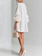 Vestido Mini Blanco con Botones de Flor y Mangas Florales Extravagantes