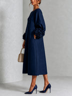 Vestido Midi Azul Marino con Botones de Flor y Mangas Florales Extravagantes