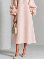 Vestido Midi Rosa con Botones de Flor y Mangas Florales Extravagantes